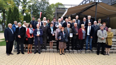 Könyv, 36 nyugállományú fehérvári katona portréjával